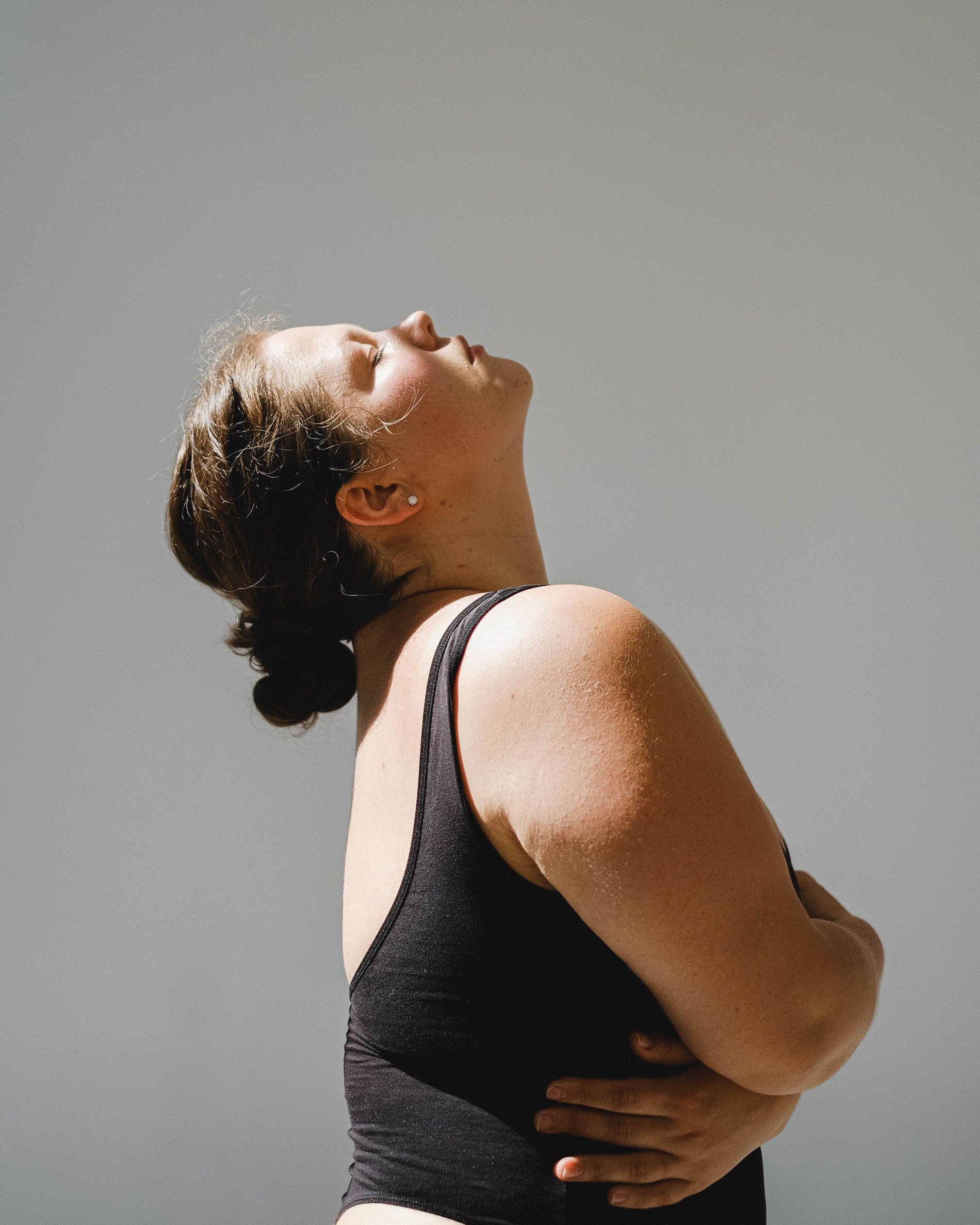 Dos personas entrenando espalda con espalda
